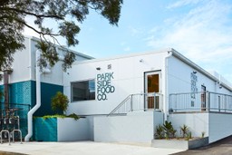 dark-kitchen-coorparoo-australia